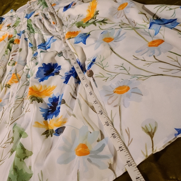 Light floaty flower dress - Picture 4 of 9